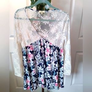 Beautiful floral lace dress, long bell sleeves, size small, in great condition.